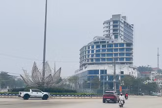 Khu khách sạn cao 15 tầng tại thành phố Yên Bái, tỉnh Yên Bái chưa hoàn thiện.