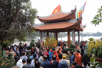  Người dân vãn cảnh đền Ngọc Sơn (TP Hà Nội). (Ảnh TRẦN HẢI) 