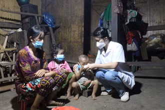 Cán bộ y tế hướng dẫn người dân thôn Phe Phà, xã Lũng Hồ, huyện Yên Minh, Hà Giang uống thuốc điều trị, phòng bệnh bạch hầu.