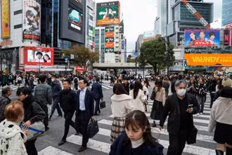 Người dân đi bộ qua một ngã tư ở Tokyo, Nhật Bản. Ảnh: Tân Hoa xã