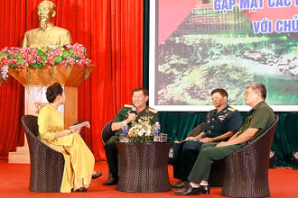 Anh hùng Lực lượng vũ trang nhân dân Phạm Tuân chia sẻ những kỷ niệm lịch sử hào hùng tại Tọa đàm.