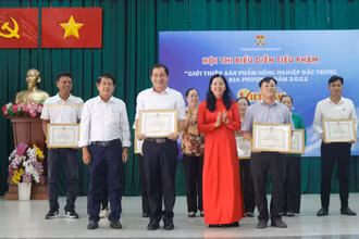 Ban tổ chức trao giải cho các đội tham gia hội thi. 