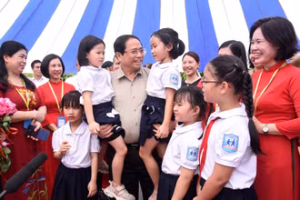 Thủ tướng Phạm Minh Chính thăm cô giáo và các em học sinh có hoàn cảnh đặc biệt tại Trường Phổ thông dân lập Hermann Gmeiner.