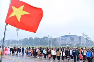 142 em học sinh, sinh viên, thanh niên DTTS xuất sắc, tiêu biểu đến từ 47 tỉnh, thành phố dự lễ Báo công, vào Lăng viếng Chủ tịch Hồ Chí Minh
