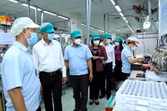 Lãnh đạo tỉnh Đồng Nai kiểm tra tại một nhà máy ở khu công nghiệp Biên Hòa 2.