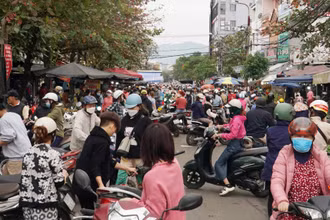 Người, xe tấp nập tại chợ.