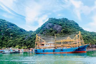 Tàu khai thác thủy sản neo đậu trên biển Cát Bà. (Ảnh minh hoạ).