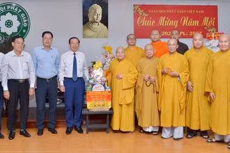 Bí thư Thành uỷ Nguyễn Văn Nên và đoàn công tác Thành phố chúc Tết Hoà thượng Chủ tịch cùng chư tôn đức Hội đồng trị sự. (Ảnh: Báo Giác ngộ).