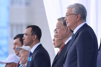 Tổng Bí thư Tô Lâm và Tổng thống Kazakhstan Kassym-Jomart Tokayev tham dự Lễ duyệt binh kỷ niệm 80 năm Ngày Chiến thắng phát xít 9/5. (Ảnh: TTXVN)