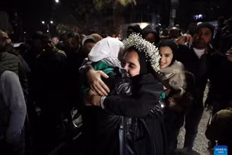 Tù nhân Palestine vui mừng gặp lại người thân tại Beitunia, thành phố Ramallah, Bờ Tây. Ảnh: Tân Hoa xã 