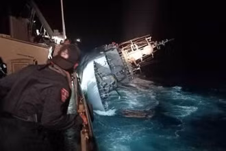 Tàu HTMS Sukhothai bị nghiêng trước khi chìm xuống Vịnh Thái Lan ngày 18/12 (Nguồn: Hải quân Hoàng gia Thái Lan)