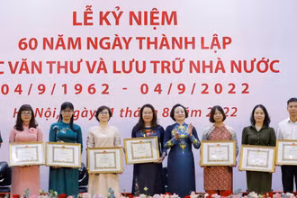 Bộ trưởng Nội vụ Phạm Thị Thanh Trà trao Bằng khen cho các tập thể, cá nhân có nhiều đóng góp cho sự nghiệp phát triển văn thư, lưu trữ. (Ảnh: H.Long)