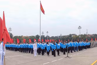 980 đại biểu Đại hội Đoàn toàn quốc lần thứ XII làm lễ báo công và vào Lăng viếng Chủ tịch Hồ Chí Minh.