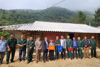  Công ty Điện lực Sơn La bàn giao nhà cho gia đình ông Thào Giống Sếnh, dân tộc H’Mông, bản Ty, xã Chiềng Bôm, huyện Thuận Châu.