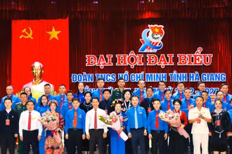 Lãnh đạo Tỉnh ủy Hà Giang và Trung ương Đoàn tặng hoa chúc mừng Ban Chấp hành Tỉnh đoàn khóa mới.