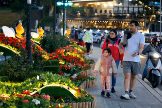 Du khách nước ngoài trải nghiệm đêm phố núi Đà Lạt.