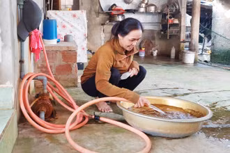 Chị Võ Thị Vĩnh ở xã Ngư Thủy Bắc, huyện Lệ Thủy bơm nước dưới cát lên có màu vàng và mùi hôi phèn nồng nặc.