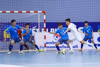 Các cầu thủ Thái Sơn Nam (áo trắng) và Cao Bằng trong một tình huống tranh chấp bóng.