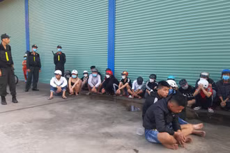 Nhóm đua xe trái phép bị công an tạm giữ.