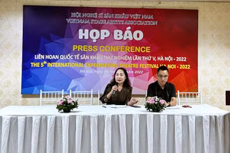 Chủ tịch Hội Nghệ sĩ sân khấu Việt Nam Trịnh Thúy Mùi phát biểu tại cuộc họp báo.