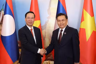 Chủ tịch nước Võ Văn Thưởng hội kiến Chủ tịch Quốc hội Lào Saysomphone Phomvihan. (Ảnh: TTXVN)