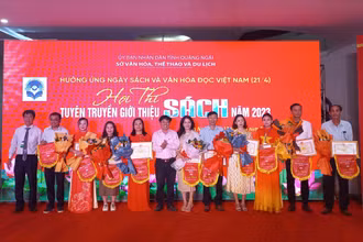  Lãnh đạo Sở Văn hóa, Thể thao và Du lịch tỉnh Quảng Ngãi trao Giấy khen cho các đơn vị tham gia Hội thi tuyên truyền giới thiệu sách năm 2023.