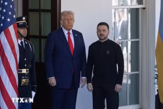 Tổng thống Mỹ Donald Trump (thứ hai, trái) đón Tổng thống Ukraine Volodymyr Zelensky tại Nhà Trắng, ngày 28/2/2025. (Ảnh: THX/TTXVN)