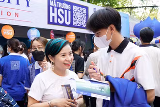 Thí sinh tìm hiểu thông tin về trường tại ngày hội tư vấn tuyển sinh. Ảnh: HSU