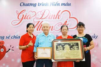 Bác Lê Đình Duật và gia đình.