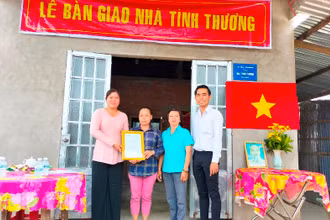 Bà Nguyễn Thị Oanh (ấp Vĩnh Hiệp, xã Vĩnh Thành) nhận nhà tình thương do Tập đoàn Namgroup tài trợ.