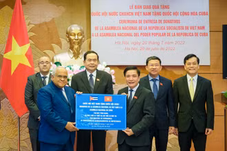 Phó Chủ tịch Thường trực Quốc hội Trần Thanh Mẫn và các đại biểu chứng kiến bàn giao quà Quốc hội Việt Nam tặng Quốc hội Cuba. (Ảnh: Duy Linh)