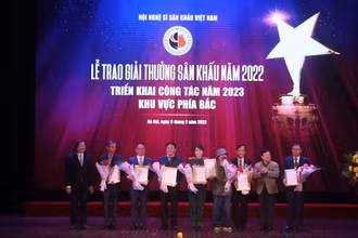 Trao giải A cho các vở diễn sân khấu xuất sắc. (Ảnh: Quang Tấn)