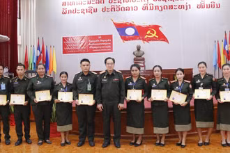 Trao chứng chỉ tiếng Việt cơ bản cho các học viên. Ảnh: Hải Tiến.