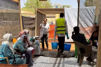 Các nhân viên y tế làm việc tại một trung tâm điều trị bệnh tả, ở Kosti, bang White Nile, Sudan. Ảnh: Tân Hoa xã