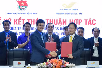 Hàng đầu, từ trái qua: các đồng chí Bùi Quang Huy, Ủy viên dự khuyết Trung ương Đảng, Bí thư thứ nhất Trung ương Đoàn; Chu Quang Hào, Tổng Giám đốc Tổng Công ty Bưu điện Việt Nam trao thỏa thuận hợp tác giữa 2 bên tại buổi lễ.