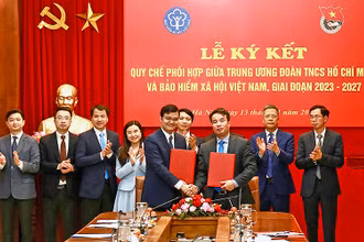 Các đồng chí Bùi Quang Huy, Ủy viên dự khuyết Trung ương Đảng, Bí thư thứ nhất Trung ương Đoàn và Nguyễn Thế Mạnh, Tổng Giám đốc Bảo hiểm Xã hội Việt Nam trao biên bản ký kết phối hợp tại buổi lễ.