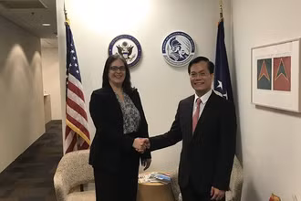 Trợ lý Ngoại trưởng Mỹ Jessica Lewis và Thứ trưởng Hà Kim Ngọc.