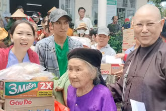 Người dân phấn khởi khi nhận những món quà ý nghĩa, thiết thực.
