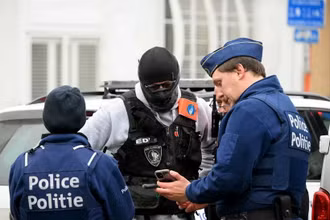 Cảnh sát Bỉ truy đuổi những kẻ có vũ trang sau vụ nổ súng bên ngoài tàu điện ngầm Brussels. (Ảnh: AFP/Getty )