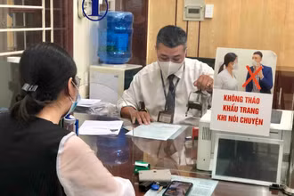 Công chức phường Vĩnh Tuy (quận Hai Bà Trưng) giải quyết thủ tục hành chính cho công dân. Ảnh: Ngọc Trâm.