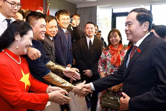 Chủ tịch Quốc hội Trần Thanh Mẫn và Phu nhân với đại diện cộng đồng người Việt Nam tại Nhật Bản. (Ảnh TTXVN)