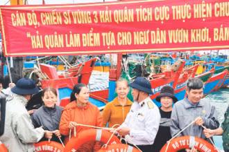 Lãnh đạo Vùng 3 Hải quân trao quà tặng là phao áo cá nhân, phao tròn cho các ngư dân trên huyện đảo Lý Sơn (Quảng Ngãi).