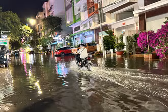 Đường Trần Đại Nghĩa vào tối ngày 2/4 chìm trong nước.