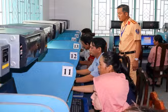 Cảnh sát giao thông sát hạch phần thi lý thuyết.