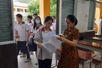 Các thí sinh làm thủ tục vào phòng thi để thi môn Ngữ văn.