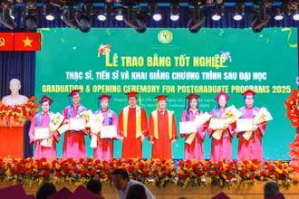 Lãnh đạo Trường đại học Luật Thành phố Hồ Chí Minh trao giấy khen cho các học viên đạt thành tích cao trong học tập