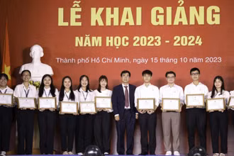 Trường đại học Luật Thành phố Hồ Chí Minh tặng bằng khen cho sinh viên đạt thành tích xuất sắc trong học tập.