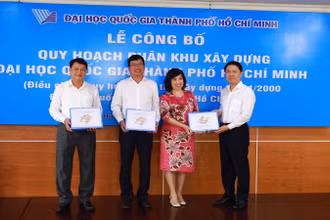 Đại diện Bộ Xây dựng bàn giao hồ sơ quy hoạch cho đại diện Đại học Quốc gia Thành phố Hồ Chí Minh, tỉnh Bình Dương và Thành phố Hồ Chí Minh.