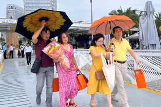 Khách du lịch đến với Thành phố Hồ Chí Minh