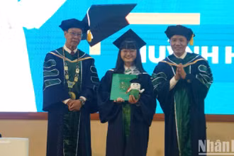 Trường đại học Khoa học sức khỏe trao bằng tốt nghiệp cho tân bác sĩ.